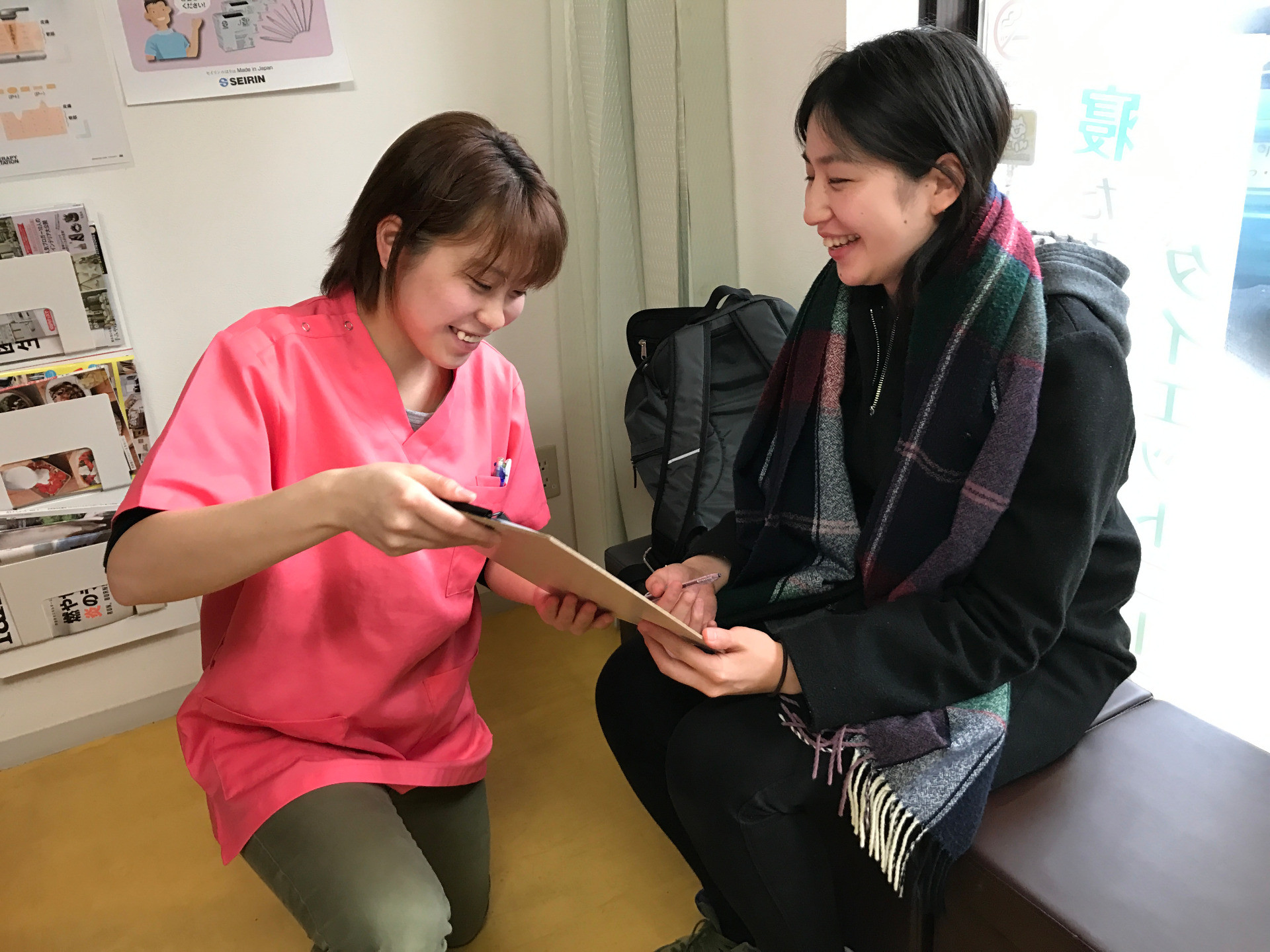 机に座ってカウンセリングをしている様子